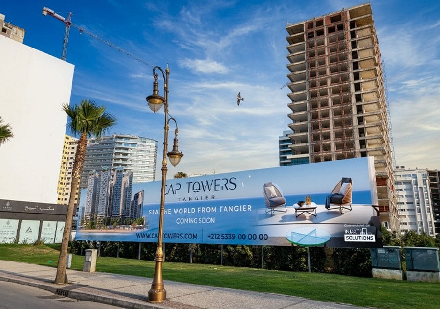 Panneau géant chantier immobilier Cap Towers Tanger - Palissade publicitaire grand format AdKey Signs