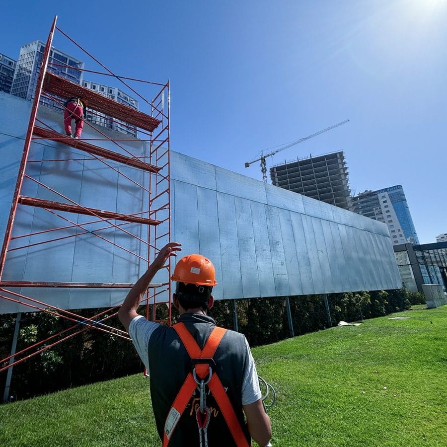 Installation palissade chantier Cap Towers - Ouvriers montant la structure en tôle galvanisée à Tanger
