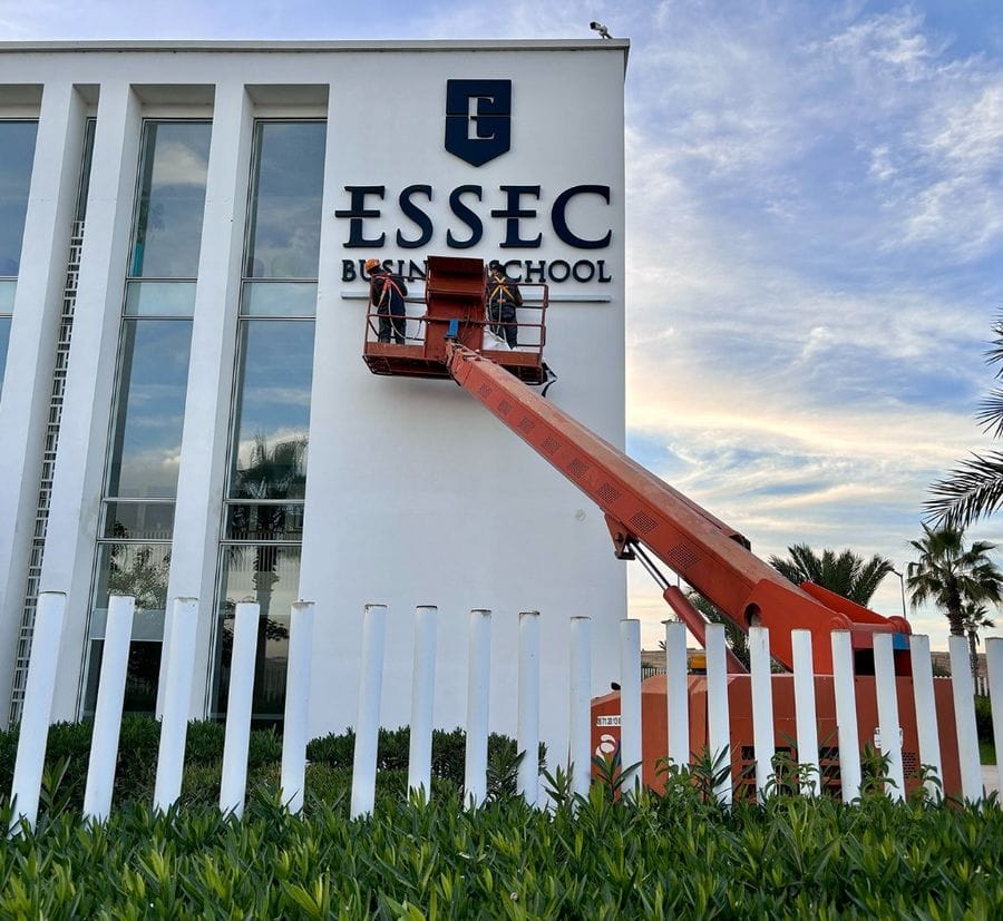 Chantier logo 3D ESSEC Business School - Vue du lettrage en cours d'installation par AdKey Signs