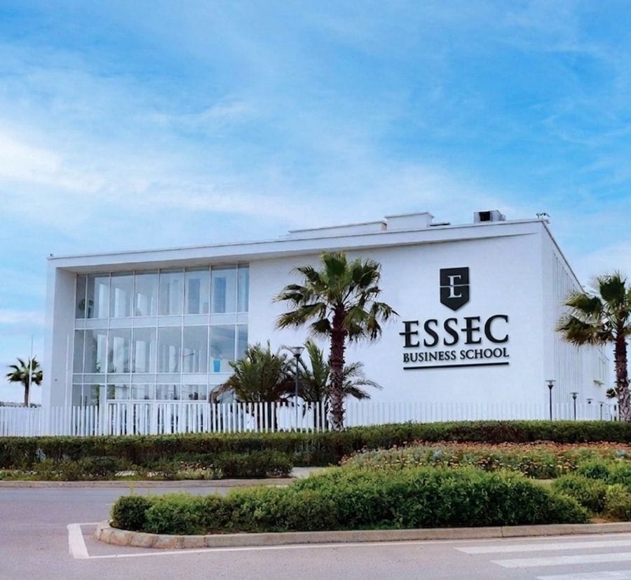 Logo 3D ESSEC Business School - Lettrage Alucobond Stacbond noir en relief sur façade blanche