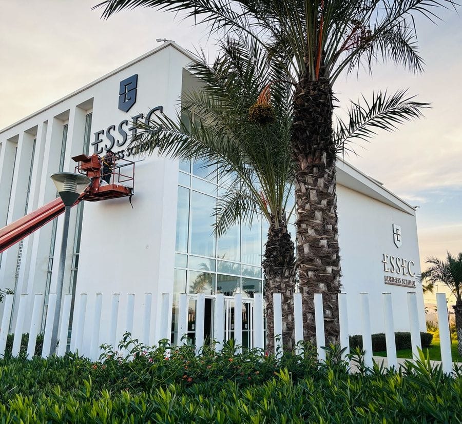 Pose lettrage 3D ESSEC - Nacelle et techniciens installant les lettres en Alucobond sur la façade