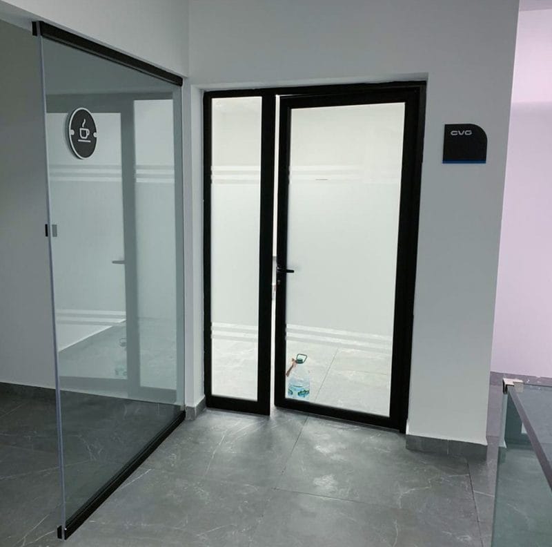 Porte aluminium bureau CVG Tanger - porte battante noire