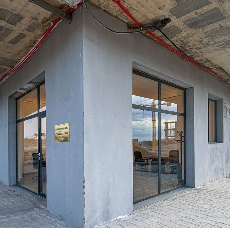 Vitrine aluminium commerce Tanger - bureau de vente projet immobilier