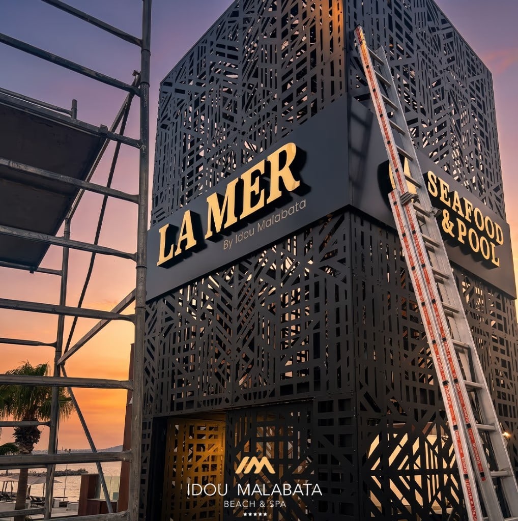 Enseigne La Mer by Idou Malabata Tanger - Lettrage 3D doré façade restaurant sunset