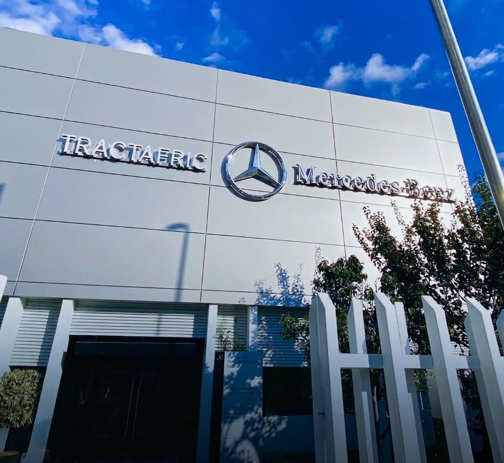 Enseigne Mercedes-Benz Tractafric Maroc - Logo 3D chromé façade