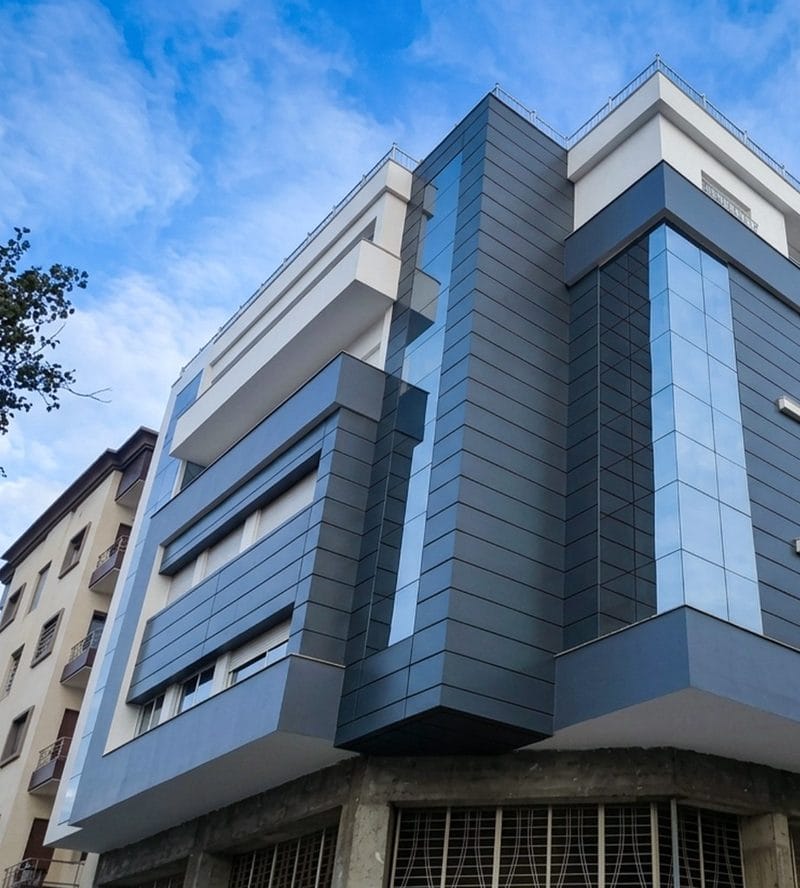 Habillage façade Alucobond gris anthracite immeuble moderne Tanger - AdKey Signs