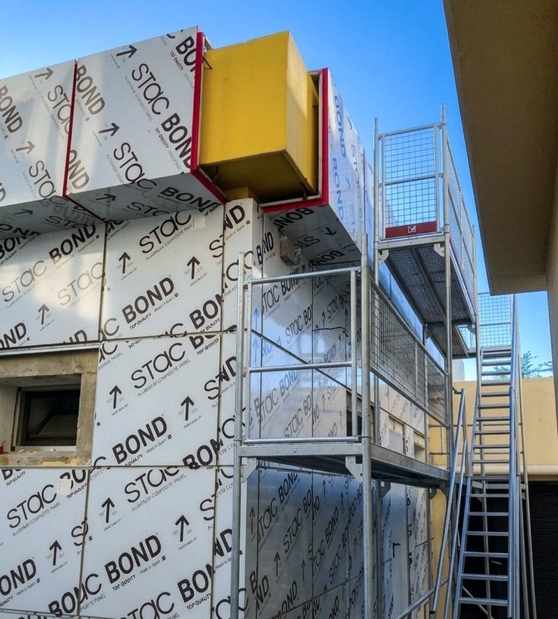 Habillage façade Stacbond chantier commercial Tanger - Pose panneaux aluminium composite