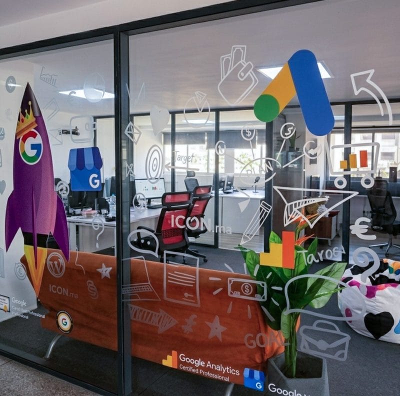Impression et découpe vinyle adhésif bureau de vente ICON.ma - Vitrophanie agence digitale à Tanger