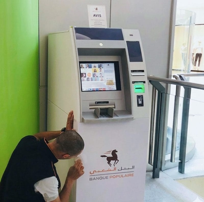 Pose vinyle adhésif habillage GAB Banque Populaire - Impression et installation à Tanger