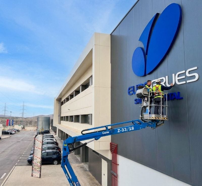 Logo 3D Eurogrues Santé Dental - Lettrage et logo Plexiglass découpé sur façade Alucobond zone industrielle Tanger
