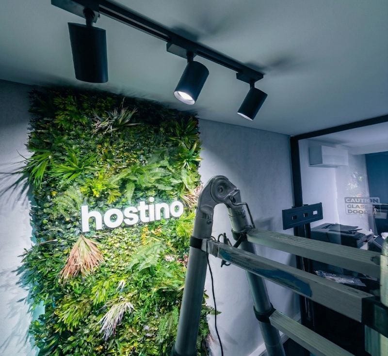 Logo 3D Hostino - Enseigne mur végétal lettrage lumineux