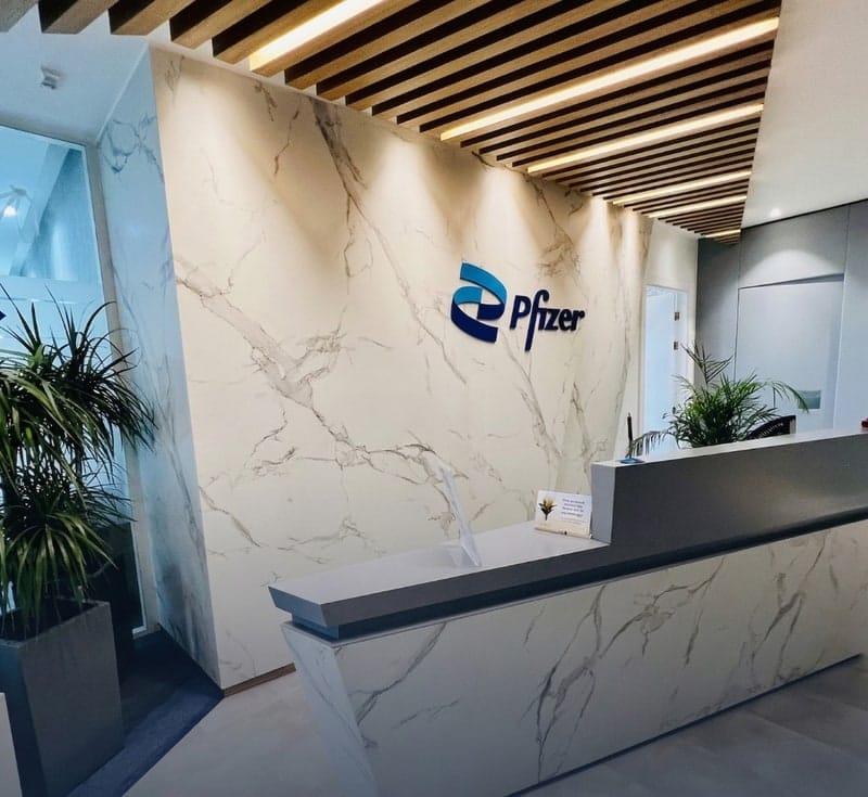 Logo 3D Pfizer Maroc - Enseigne hall accueil lettrage relief corporate