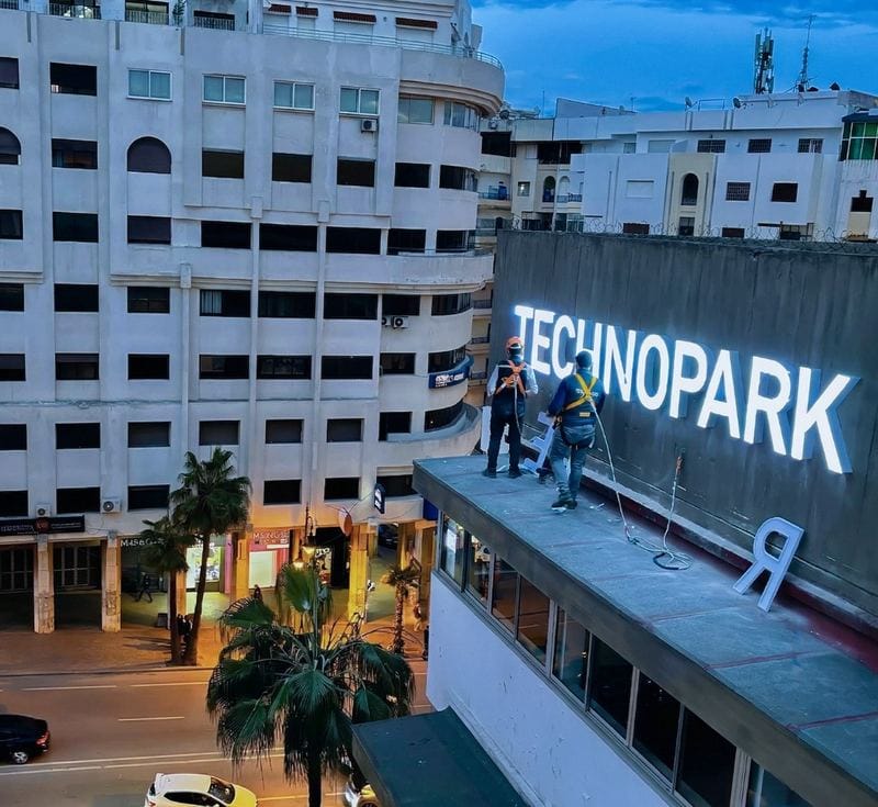 Logo 3D lumineux Technopark - Installation lettrage LED grande dimension sur façade immeuble Casablanca Maroc