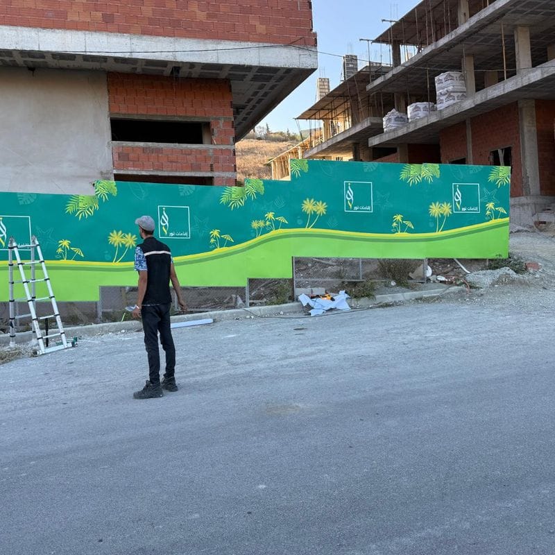 Pose palissade chantier vinyle imprimé - Installation habillage sur chantier