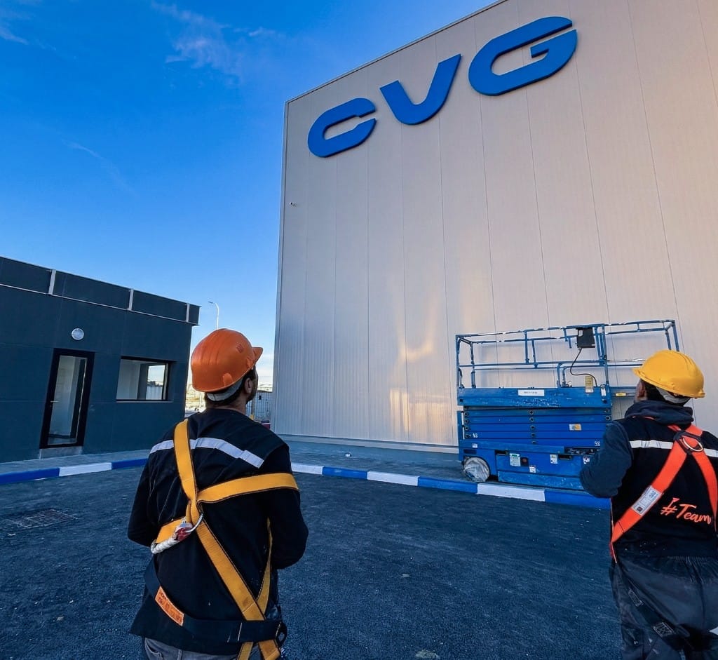 Signalétique industrielle CVG Morocco Tanger - Logo 3D façade usine