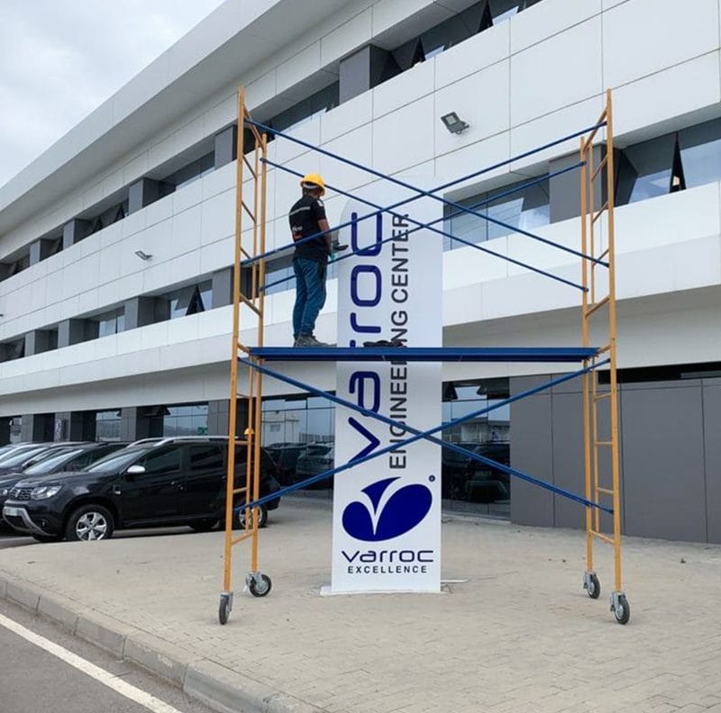 Totem signalétique Alucobond éclairé - Pose totem extérieur zone industrielle Maroc