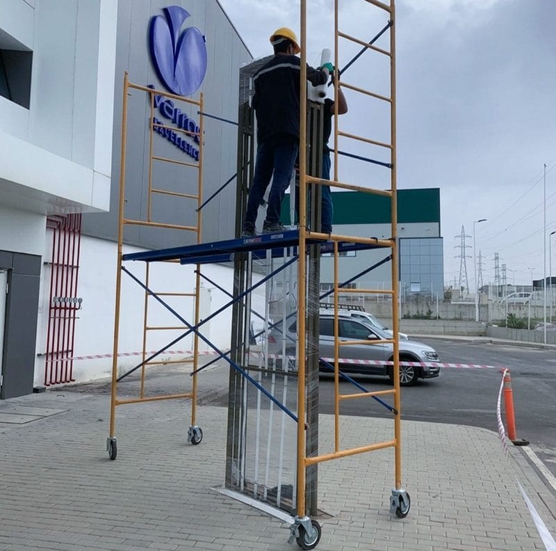 Pose totem publicitaire Varroc Engineering - Installation échafaudage zone industrielle Maroc