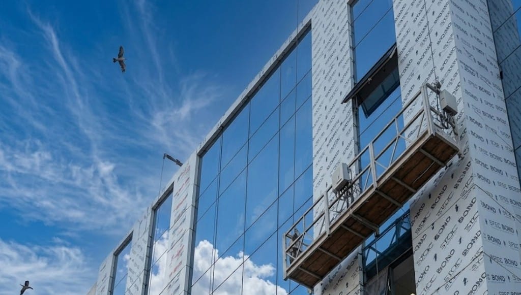 Habillage façade Alucobond et mur-rideau vitré - Revêtement immeuble moderne au Maroc