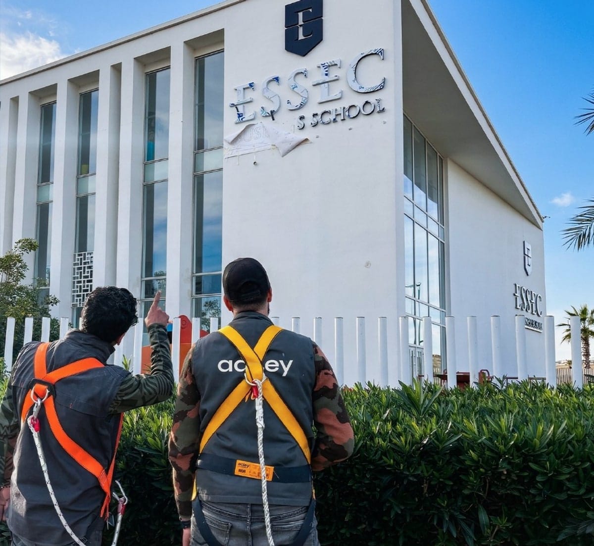 Installation enseigne ESSEC Business School - Équipe AdKey Signs