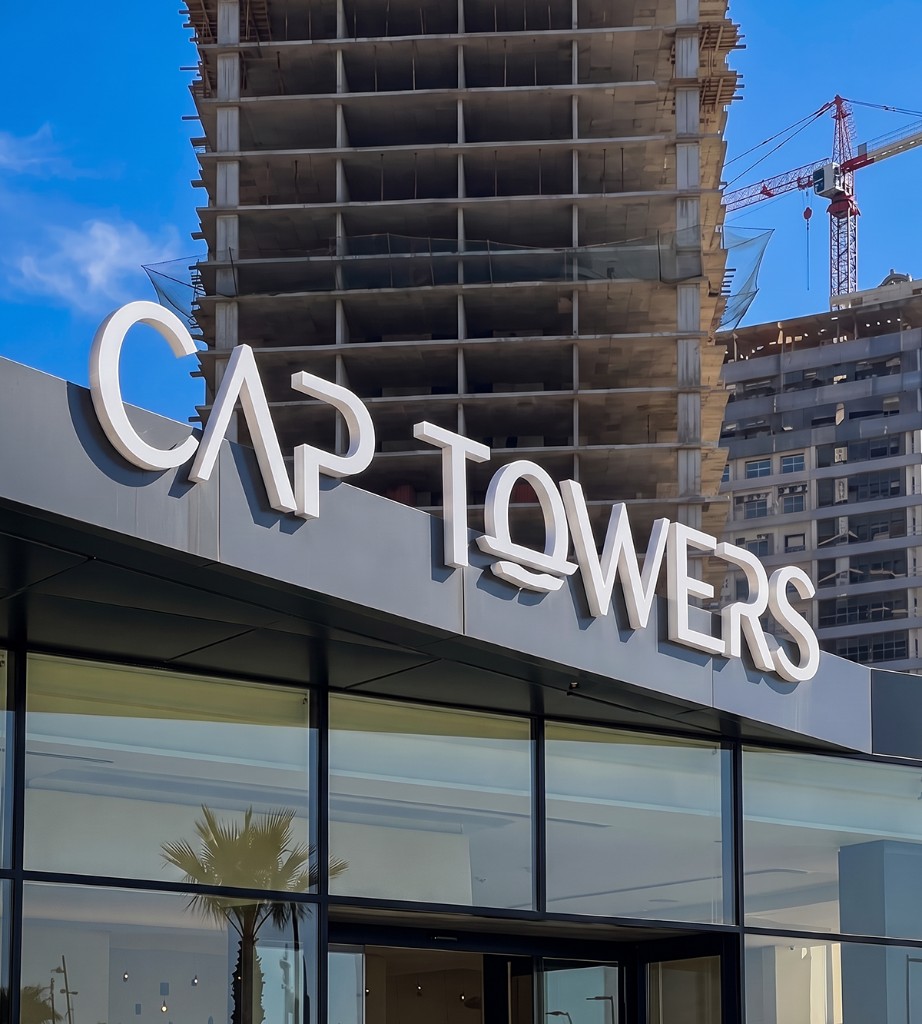Lettrage 3D Cap Towers Tanger — logo en relief blanc sur façade, AdKey Signs au Maroc