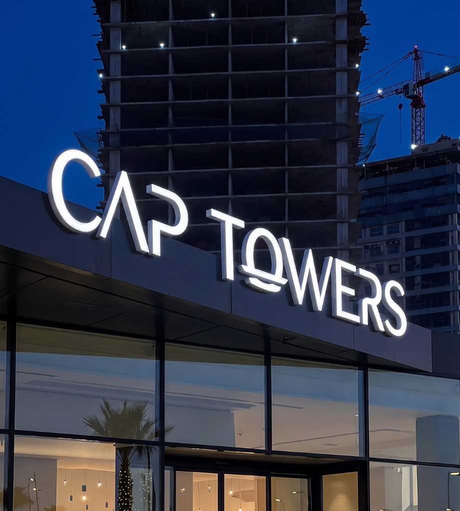 Logo 3D lumineux Cap Towers Tanger — lettrage LED en façade de nuit, AdKey Signs au Maroc