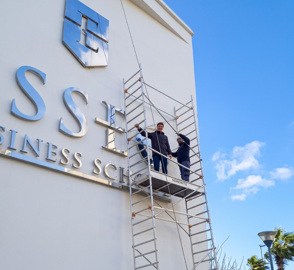 Logo Inox ESSEC Business School Rabat — pose d'enseigne 3D en acier inoxydable sur façade, AdKey Signs à Tanger