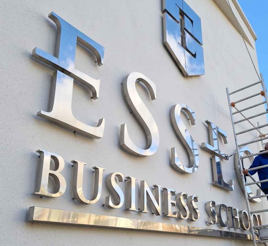 Lettrage Inox 3D ESSEC Business School Rabat — lettres poli miroir en relief sur façade, AdKey Signs à Tanger