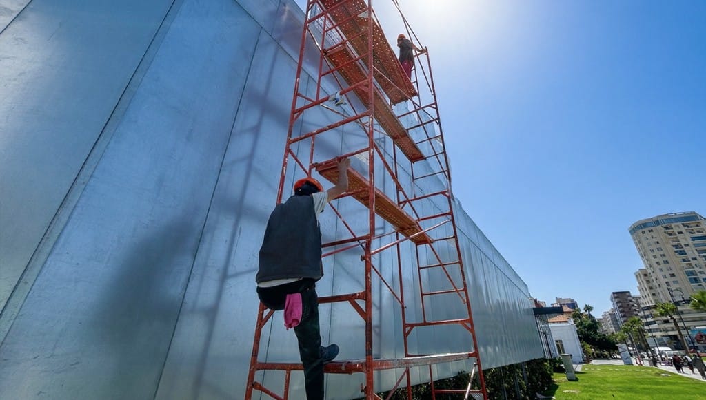 Palissade et panneau de chantier - Installation échafaudage signalétique temporaire au Maroc