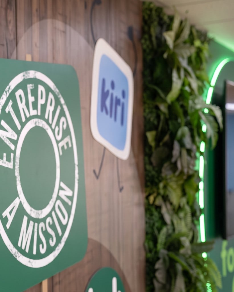 Signalétique intérieure Kiri Maroc - Logo 3D et tampon Entreprise à mission, mur végétal