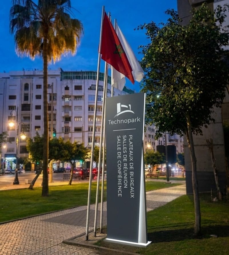 Totem publicitaire rétro-éclairé LED Technopark - Fabrication AdKey Signs Maroc